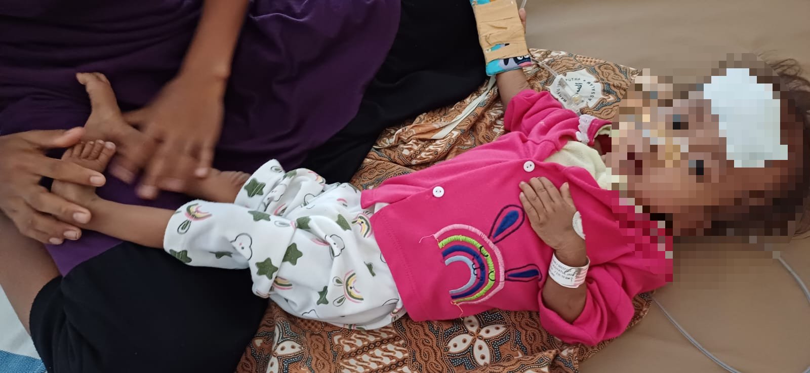 DILACAK: Petugas Dinkes Grobogan saat melacak balita gizi buruk di RSUD dr Soedjati Purwodadi baru-baru ini.