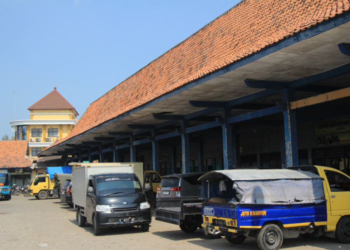 TUNGGU PENUMPANG: Sejumlah angkutan desa menunggu penumpang di Terminal Lasem pada Selasa (31/10).