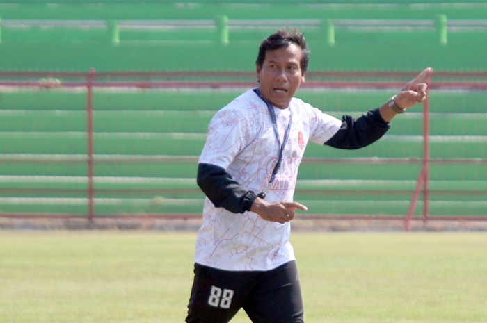 SEMANGAT: Alfiat, Head Coach Persijap Jepara memberi instruksi para pemain saat memimpin latihan Persijap di GBK Jepara.