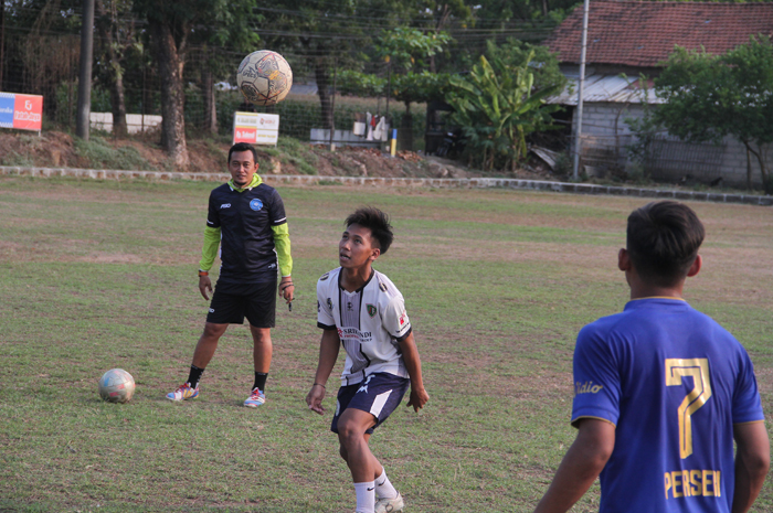 SIAP BERLAGA: Ibnu Yahya mengikuti sesi latihan tim Persiku menghadapi Liga 3 Jateng.