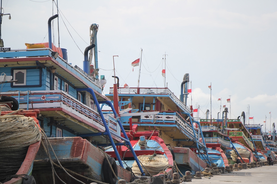 BERSANDAR: Puluhan kapal nelayan bersandar di Pelabuhan Tasikagung Rembang saat cuaca kurang bersahabat baru-baru ini.