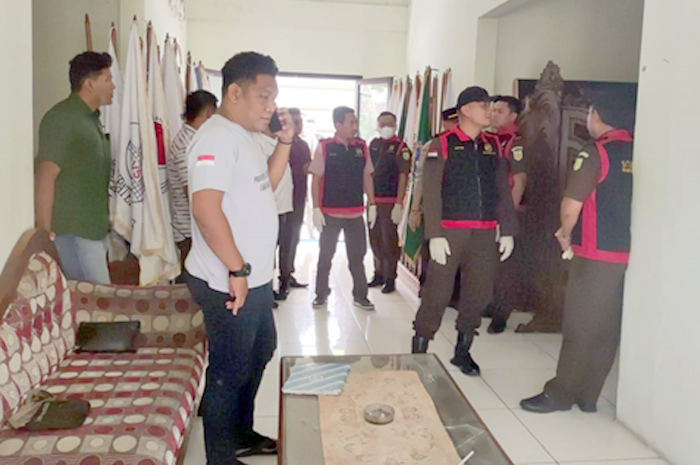 DIPERIKSA: Tim satuan khusus pemberantasan korupsi Kejari Kudus memeriksa dan menggeledah Kantor Koni Kudus.