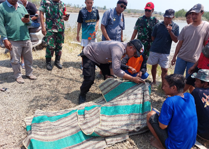 OLAH TKP: Petugas saat melakukan olah TKP usai mendapat laporan adanya orang meninggal di tambak turut Desa Dasun, Kecamatan Lasem pada Kamis (2/11).
