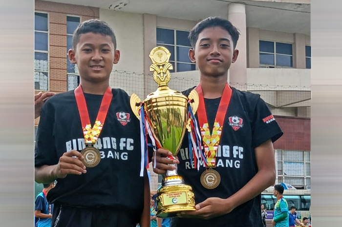 MENANG: Ahmad Miftahun Fadil (kiri) dan Bintang Yogi Nugroho membawa piala kemenangan di turnamen FT Cup Vietnam.