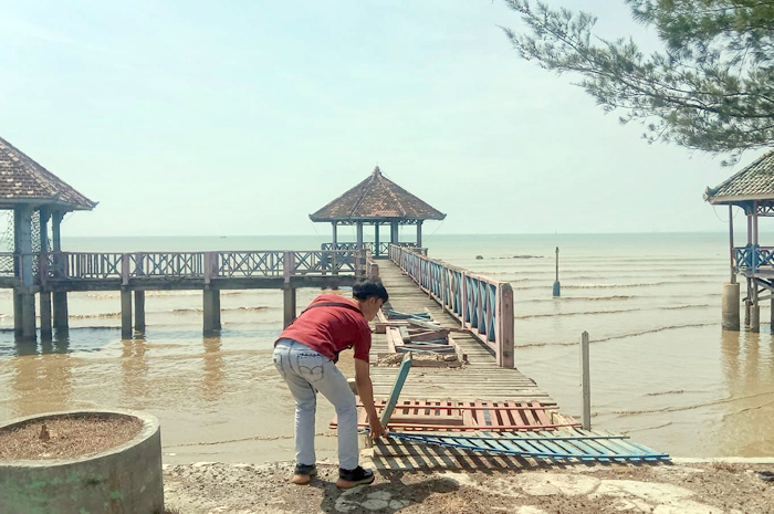 BERBAHAYA: Kondisi jetty TPR Kartini tampak mulai lapuk dan berbahaya untuk dilalui pengunjung.