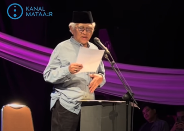 PUISI: KH Mustofa Bisri (Gus Mus) saat membacakan puisi di Taman Budaya Solo baru-baru ini.