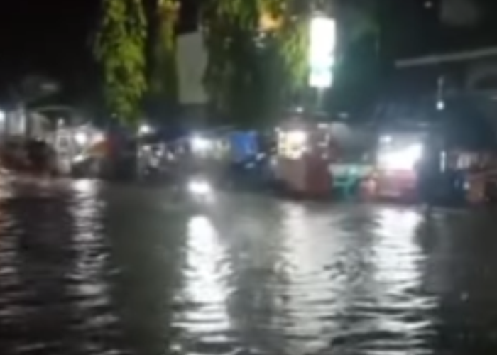 TERGENANG: Kawasan Alun-alun Kaliwungu Kendal tergenang air usai hujan deras selama satu jam turun di kawasan tersebut.