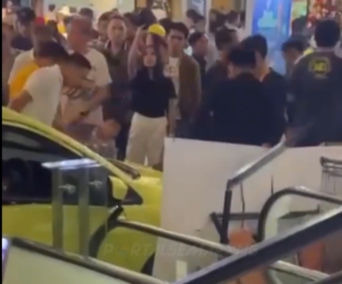 Mobil pameran Honda Brio bewarna kuning meluncur hingga menabrak pengunjungd i dalam mall Paragon Semarang