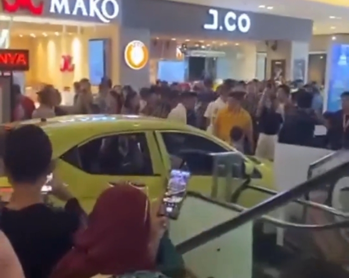 Mobil pameran Honda Brio bewarna kuning meluncur hingga menabrak pengunjungd i dalam mall Paragon Semarang