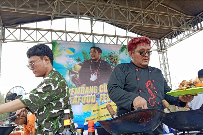 ATRAKSI: Chef Antok "Sok Kabeh" menempelkan wajan panas ke lidahnya saat demo masak di Rembang Culinary Seafood Festival kemarin.