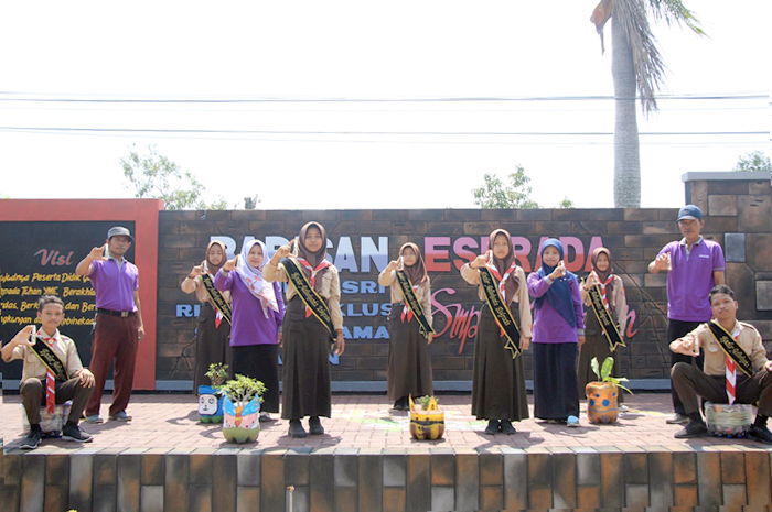 INOVATIF:Siswa-siswi SMPN 2 Kragan didampingi ketua tim adiwiyata dan guru menunjukan produk inovatif di depan sekolahnya.