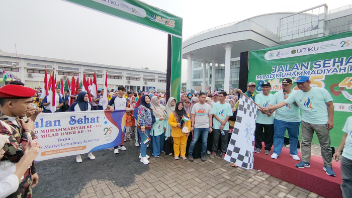 MERIAH: Pj Bupati Kudus bersama pimpinan Muhammadiyah Kudus membuka kegiatan jalan sehat kemarin.