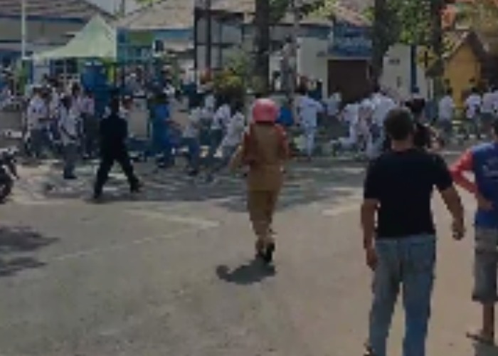 TAWURAN: Tawuran antar pelajar terjadi di depan Sekolah Menengah Kejuruan (SMK) Muhammadiyah atau tepatnya di Jalan dr. Soetomo pada Senin (6/11).