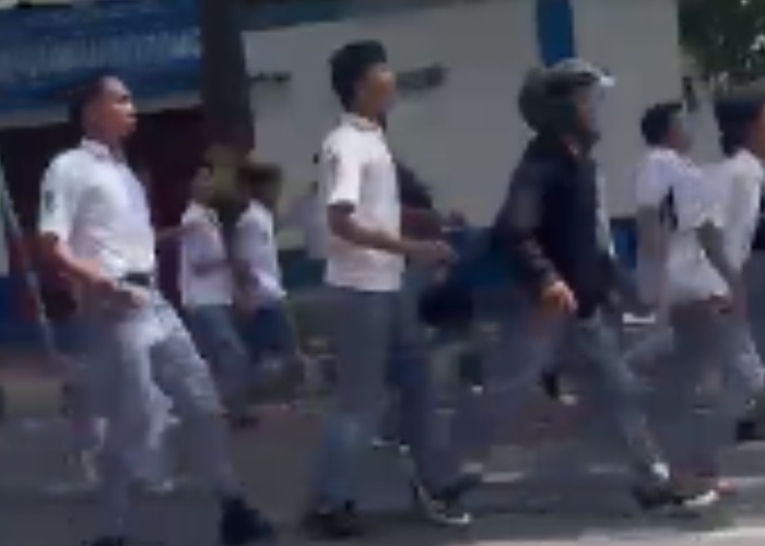 TAWURAN: Tawuran antar pelajar terjadi di depan Sekolah Menengah Kejuruan (SMK) Muhammadiyah atau tepatnya di Jalan dr. Soetomo pada Senin (6/11).