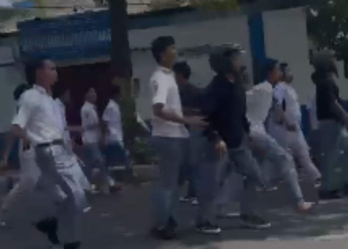 TAWURAN: Tawuran antar pelajar terjadi di depan Sekolah Menengah Kejuruan (SMK) Muhammadiyah atau tepatnya di Jalan dr. Soetomo pada Senin (6/11).