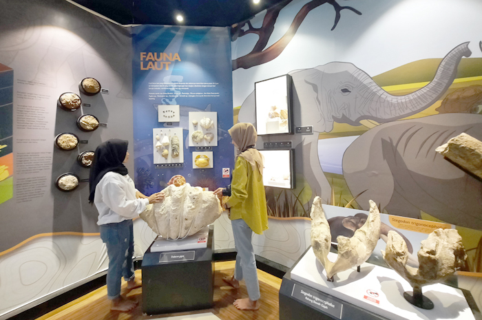 Warga mengunjungi Museum Banjarejo, Grobogan.