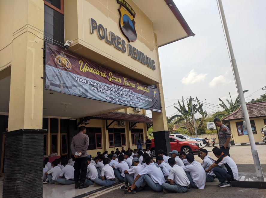 DIBINA: Para pelajar yang terlibat tawuran dikumpulkan di halaman Mapolres Rembang untuk menunggu giliran dilakukan pemeriksaan Satreskrim pada Selasa (7/11).
