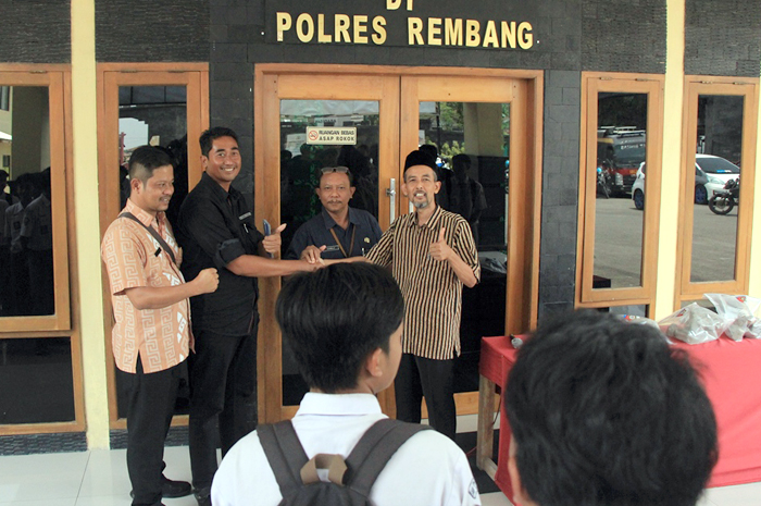 SEPAKAT BERDAMAI: Kepala sekolah kedua sekolah yang terlibat tawuran disaksikan Cabdin Dinas Wilayah 3 Jateng ikrar dan berjabat tangan dihadapan siswa.