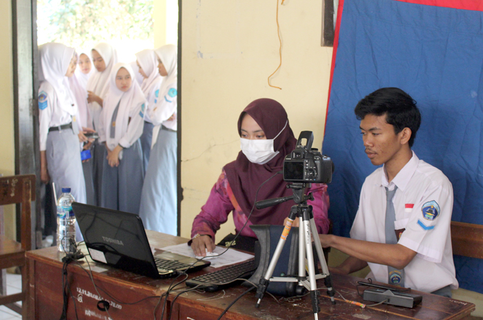 DAFTAR: Sejumlah pelajar di SMKN 1 Pakis Aji Kabupaten Jepara yang sudah mencapai 17 tahun melakukan perekaman KTP elektronik di sekolah.