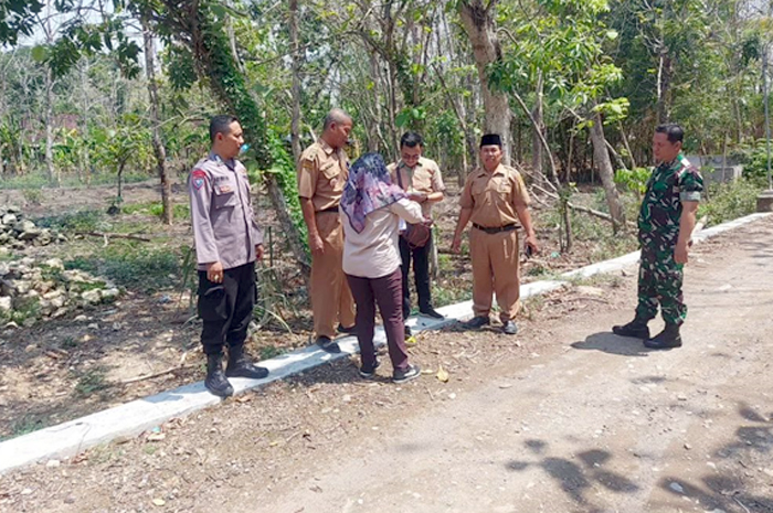 KOMPAK: Petugas sedang melakukan sidak lapangan pemanfaatan Dana Desa.