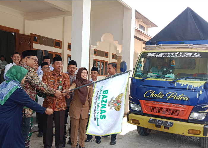 LEPAS BANTUAN: Bupati Rembang Abdul Hafidz melepas pendistribusian bantuan zakat, infak, dan sedekah pada Selasa (7/11).