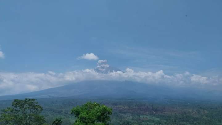 Penampakan Gunung Semeru Muntahkan Awan Panas 1000 meter
