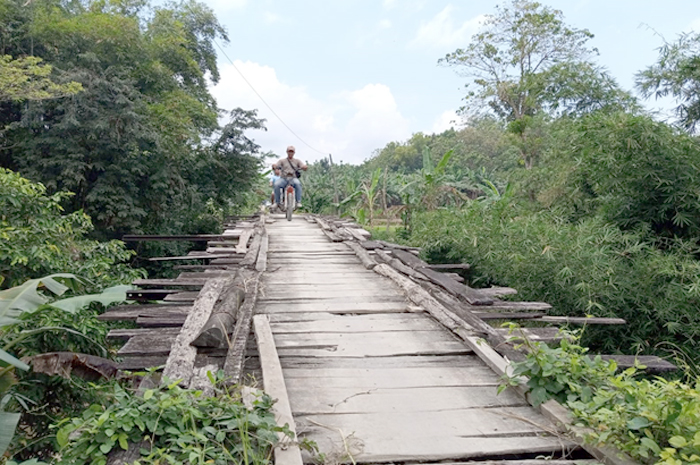 MEMBAYAKAN: Jembatan kayu di Desa Bandungharjo Kecamatan Toroh yang membahayakan pengendara.