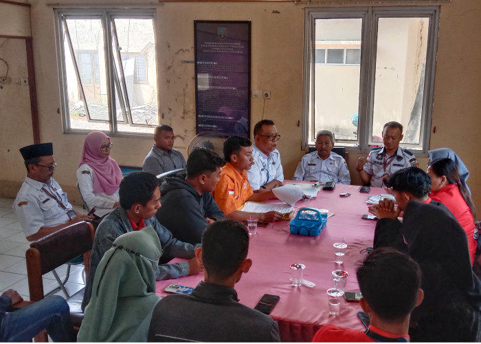 MEDIASI: Para karyawan pabrik tas yang terkena pemutusan hubungan kerja berada di kantor Dinperinaker Rembang pada Rabu (8/11).