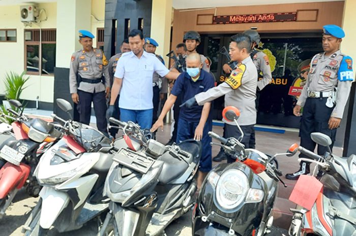 PRESSCON: Kapolres Grobogan AKBP Dedy Kurniawan saat melakukan tanya jawab kepada pelaku pencurian sepeda motor di depan Alfamart Kelurahan/Kecamatan Grobogan.