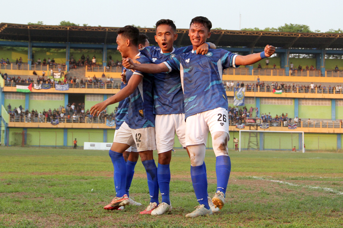MENANG DAN KALAH: Pemain Persiku berselebrasi usai mencetak gol saat menjamu Safin Pati FC di Stadion Wergu Wetan, Rabu (8/11) sore.