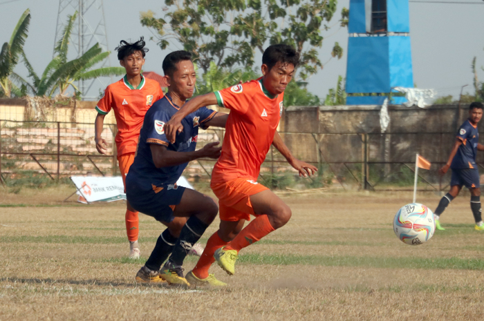 Pemain PSIR berusaha mempertahankan bola dari pemain PSDB saat bermain di Stadion Krida, Rabu (8/11).