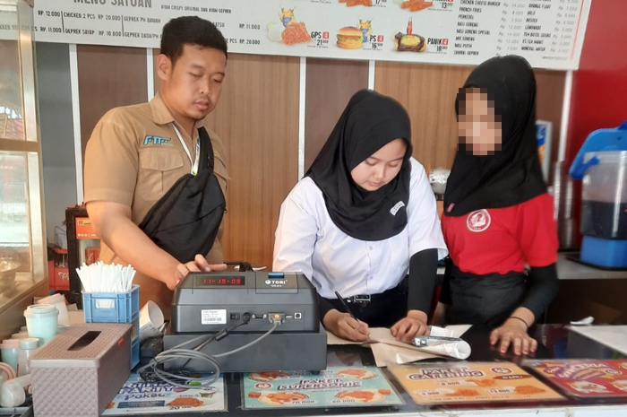 PEMANTAUAN: Petugas BPPKAD Grobogan saat memantau Pemantauan tapping box di sejumlah resto di Kabupaten Grobogan.