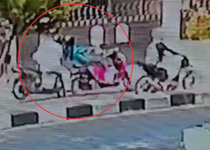 TEREKAM CCTV: Kecelakaan lalu lintas melibatkan dua sepeda motor terjadi di Jalan Pemuda tepat di depan ruko pabrik es pada Kamis (9/11).