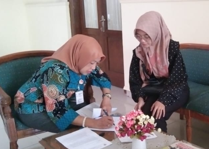 MELAPOR: Ketua SP Spring saat melaporkan manajemen perusahaan ke Satwasker Jateng.
