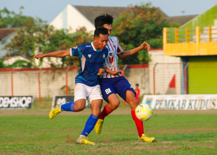 MAKSIMALKAN PELUANG: Persiku Kudus kontra Safin Pati beberapa waktu lalu.