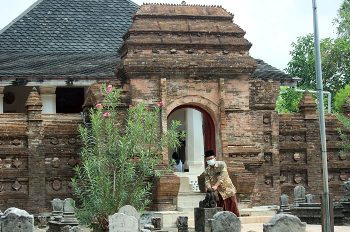 TELADAN: Juru Pemelihara Cagar Budaya Masjid dan Makam Mantingan Syaikhul Aminin membersihkan komplek makam Sultan Hadlirin dan Ratu Kalinyamat di Mantingan, Jepara.