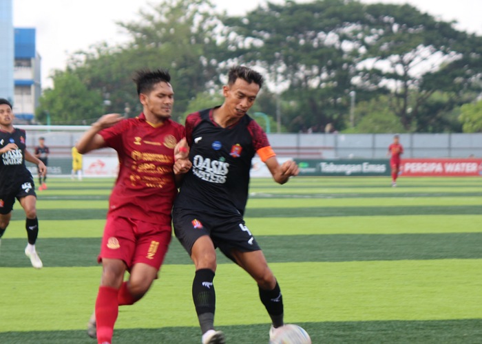 SENGIT: Dua pemain dari Persijap dan Persipa berusaha menguasai bola.