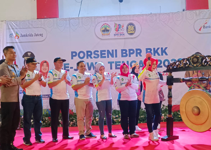 DIBUKA: Bupati Grobogan Sri Sumarni memukul gong pertanda Porseni BKK se-Jateng resmi dibuka.