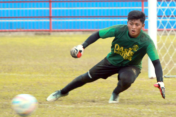 PUTRA PATI: Kiper Persijap Arifin Setiadi bersiap menangkap bola saat latihan di Stadion GBK Jepara. Sore ini, ia akan melawan tim kebanggan tanah kelahirannya.