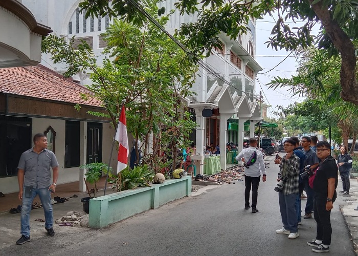 RAMAI: Sejumlah awak media berada di kediaman Gus Mus.