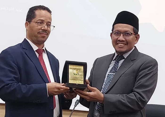 KENANG-KENANGAN: Rektor IAIN Kudus Prof. Abdurrohman Kasdi (kanan) memberikan cenderamata usai mengisi kuliah umum di Maroko.