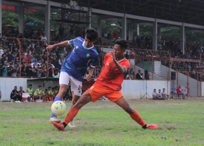 AMANKAN POIN: Pemain Persiku Kudus berduel dengan pemain PSIR Rembang dalam lanjutan Liga 3 Jateng pada Minggu (12/11) lalu.