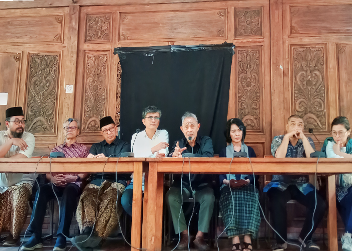 SAMPAI: Mantan Menteri Agama Lukman Hakim Syarifudin tiba di Pondok Pesantren Raudhatut Thalibin, pada Minggu (12/11).