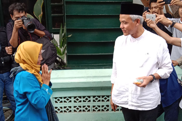 JUALAN: Sunarti, pedagang jajan bertemu dengan Ganjar Pranoeo saat berjualan di sekitar Pondok Raudhatut Thalibin, Leteh, Rembang, Senin (13/11).