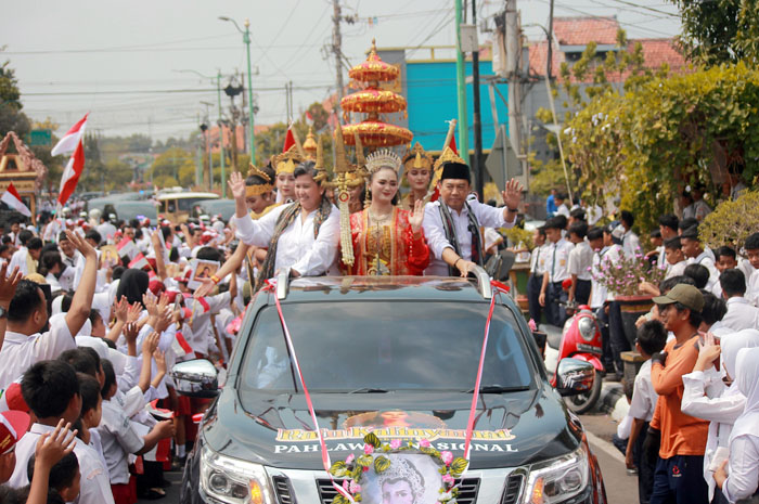MERIAH: Wakil Ketua MPR RI Lestari Moerdijat (kiri) bersama Pj Bupati Jepara Edy Supriyanta (kanan) menyapa masyarakat saat arak-arakan gelar kepahlawanan Ratu Kalinyamat, Senin (13/11).