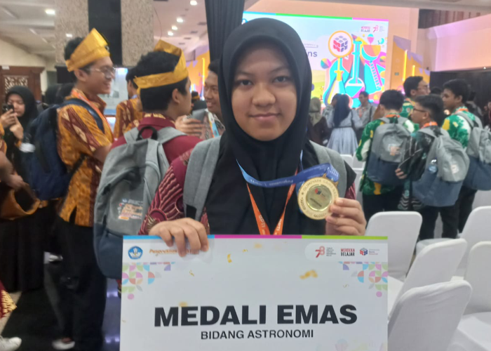 MEMBANGGAKAN: Helga Adiba Mulyawan, siswa SMA 1 Kudus membawa medali emas dan piagam OSN 2023 nasional di Bogor usai pengumuman.