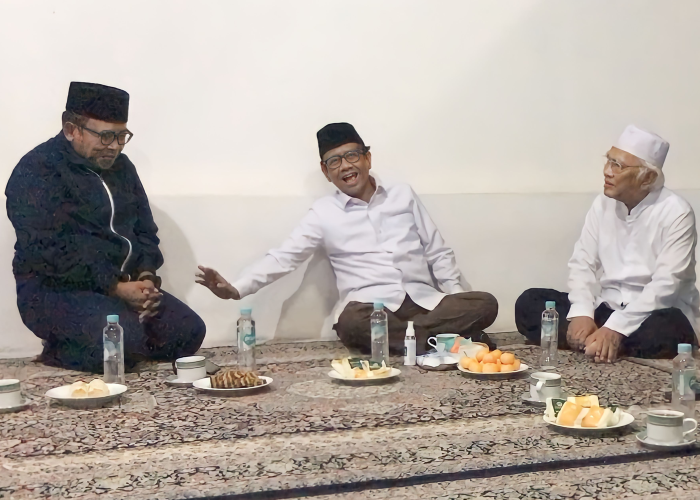 BERBINCANG: Mahfud MD duduk di ruang tamu ndalem Gus Mus saat sowan Senin (13/11) malam.