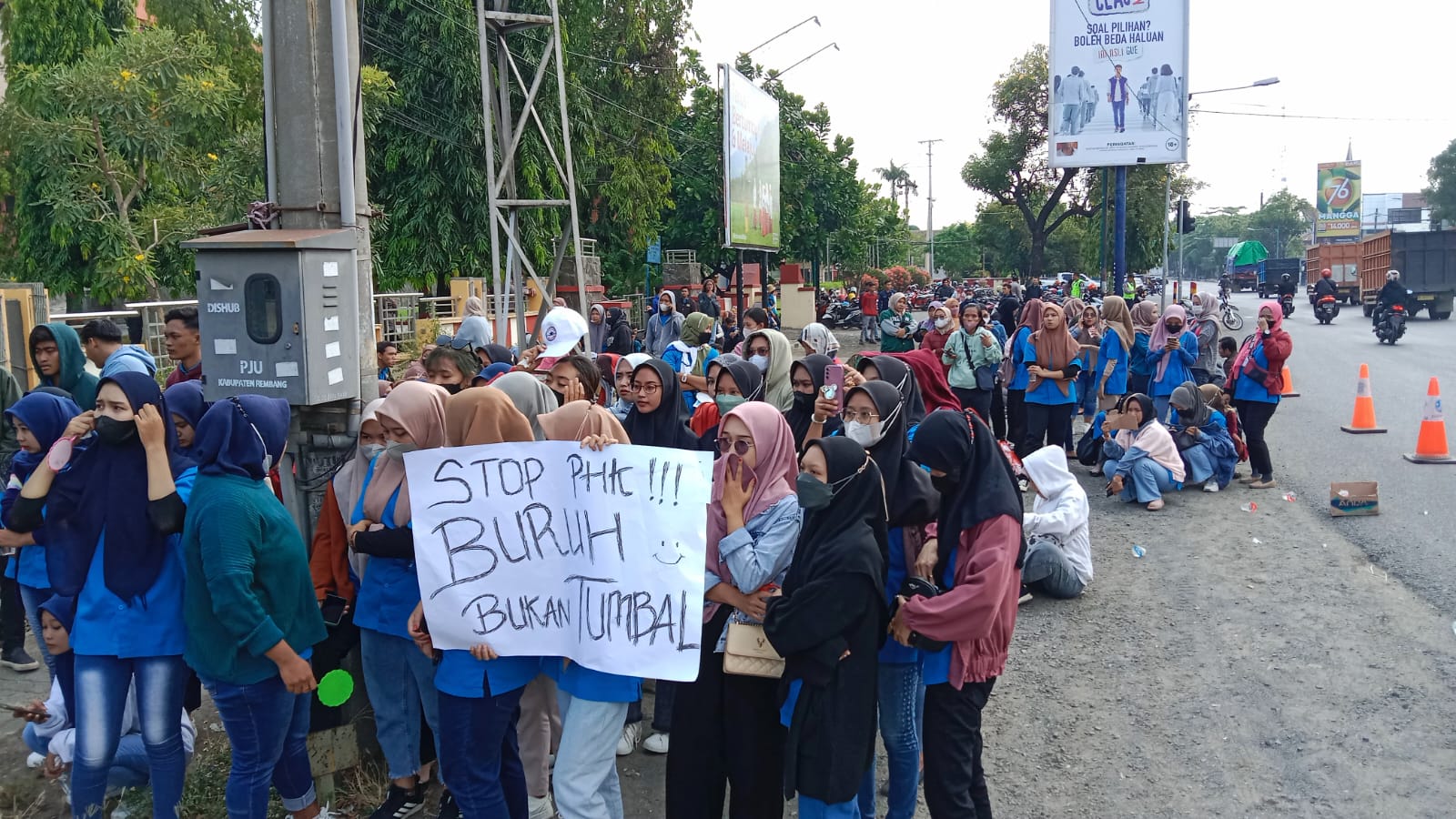 AKSI: Para pekerja PT Heng Xuan Internasional menggelar aksi di depan kantor DPRD Rembang.
