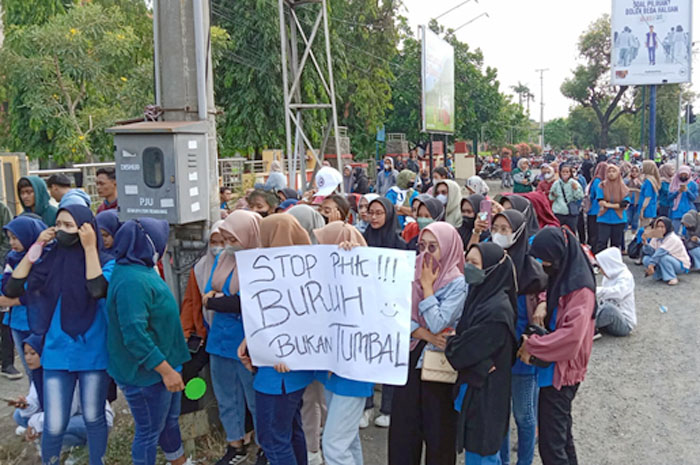 AKSI: Para pekerja PT Heng Xuan Internasional menggelar aksi di depan kantor DPRD Rembang, Selasa (14/11).