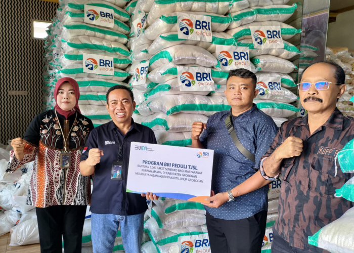 PEDULI SOSIAL: Pemimpin Cabang BRI Purwodadi Stefanus Juarto menyerahkan bantuan kepada pengurusan yayasan Aji Saka Binangun.